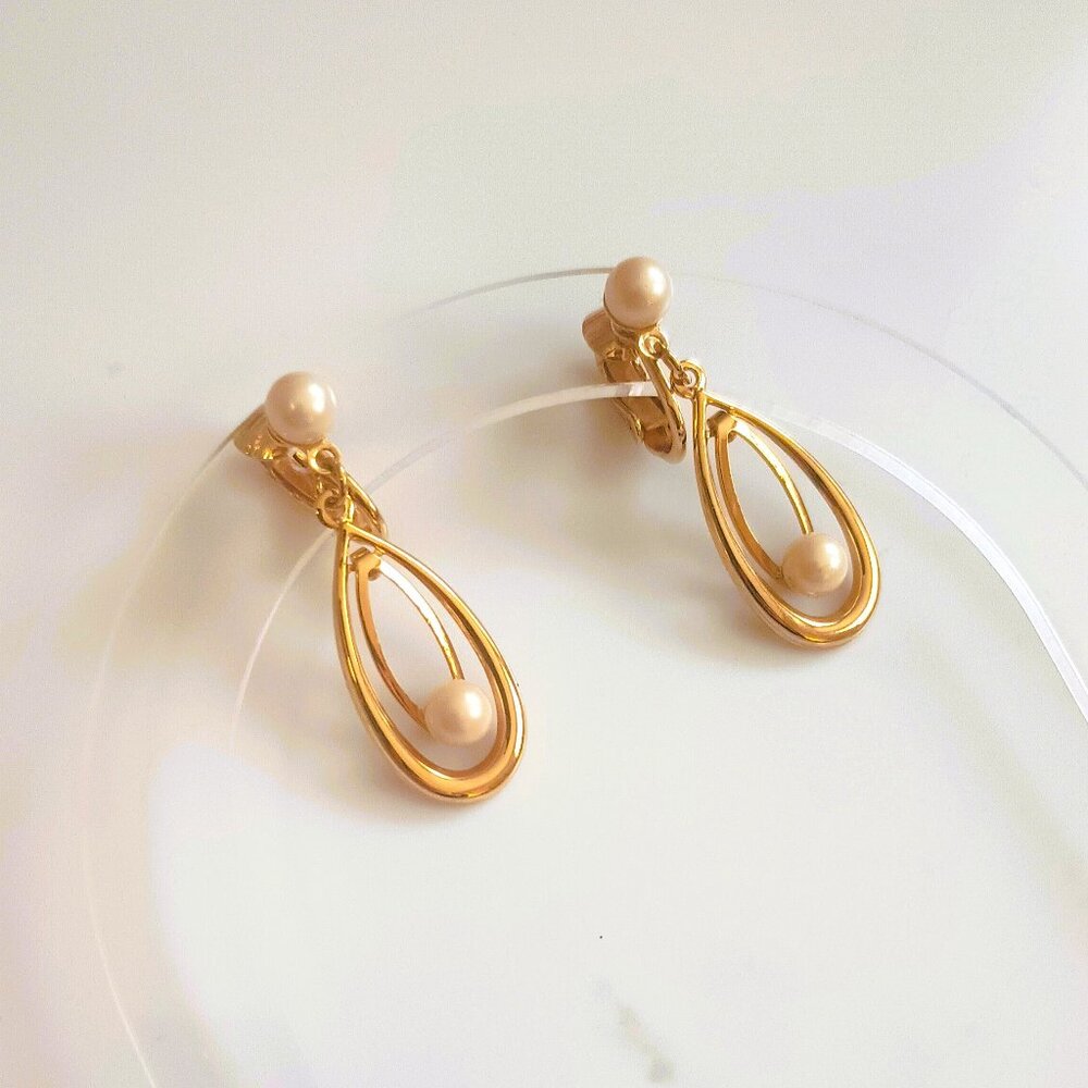 Teardrop Pearl Dangle Earrings Vintage Clip-On Gold Tone Retro Open Work Drop